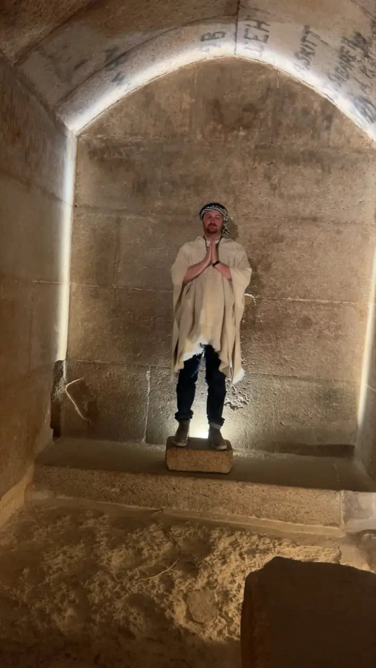 Jonas im Gebet in einer Pyramide